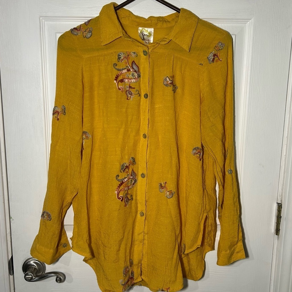 Fig and Flower Mustard Yellow Collard Embroidered floral button up Size Medium - Picture 1 of 14